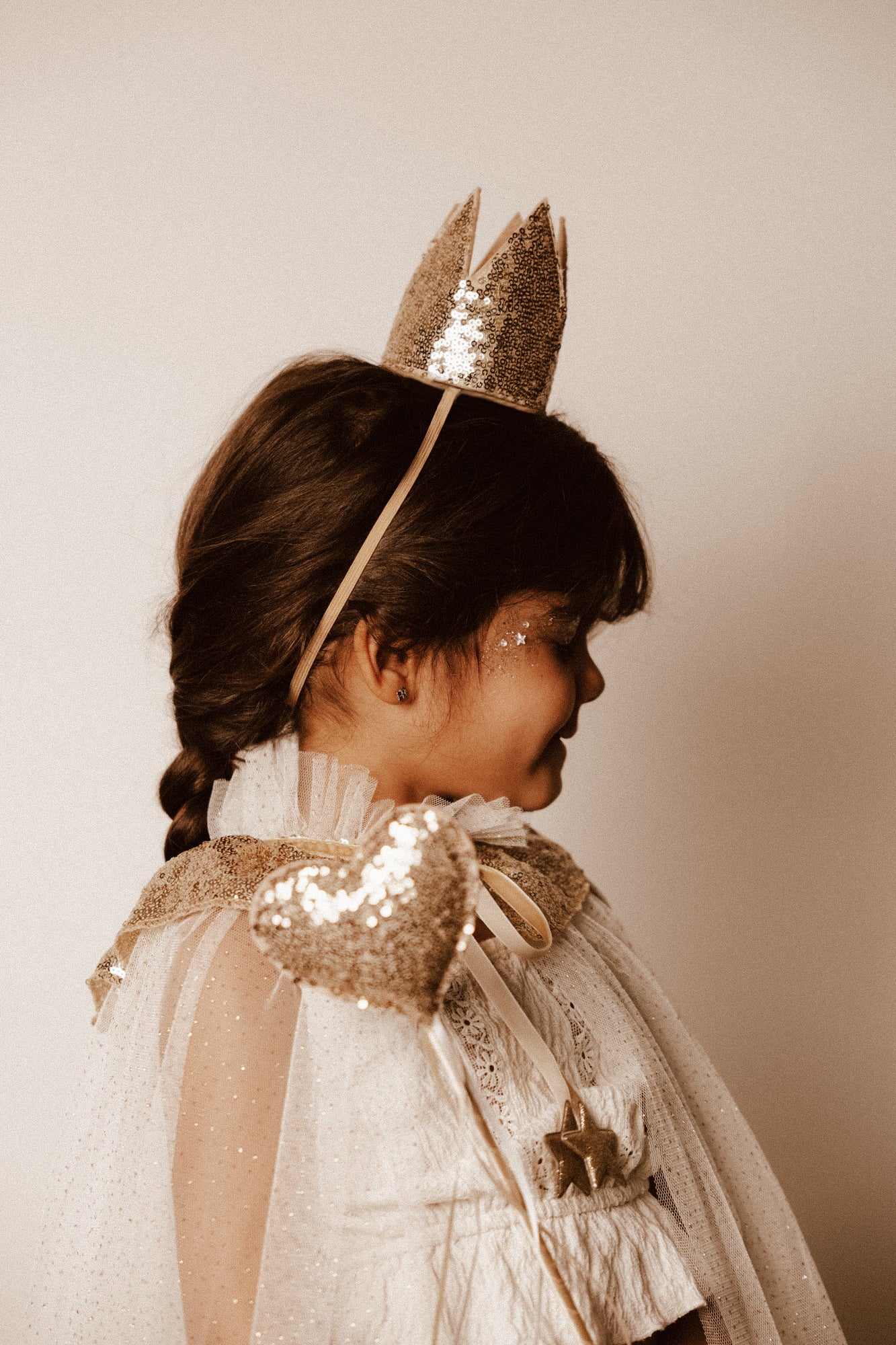 Krone mit goldenen Pailletten