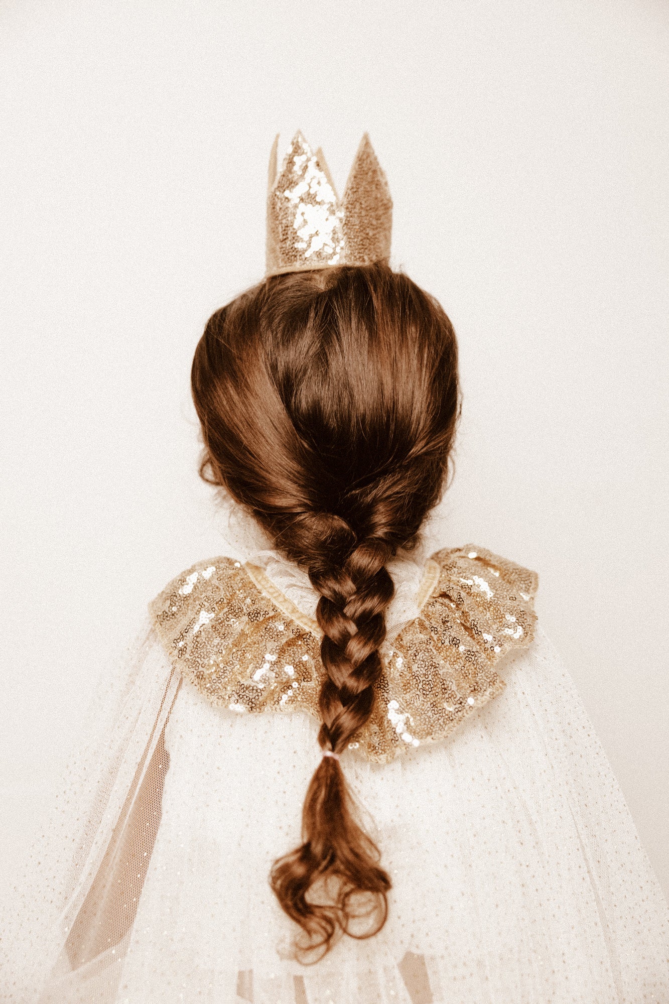 Krone mit goldenen Pailletten