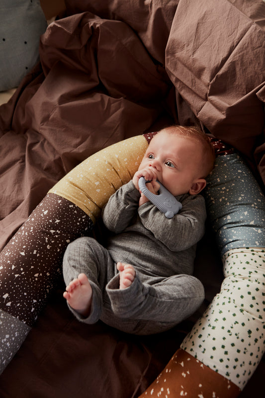 Bettschlange und Kuscheltier 'Hebi'