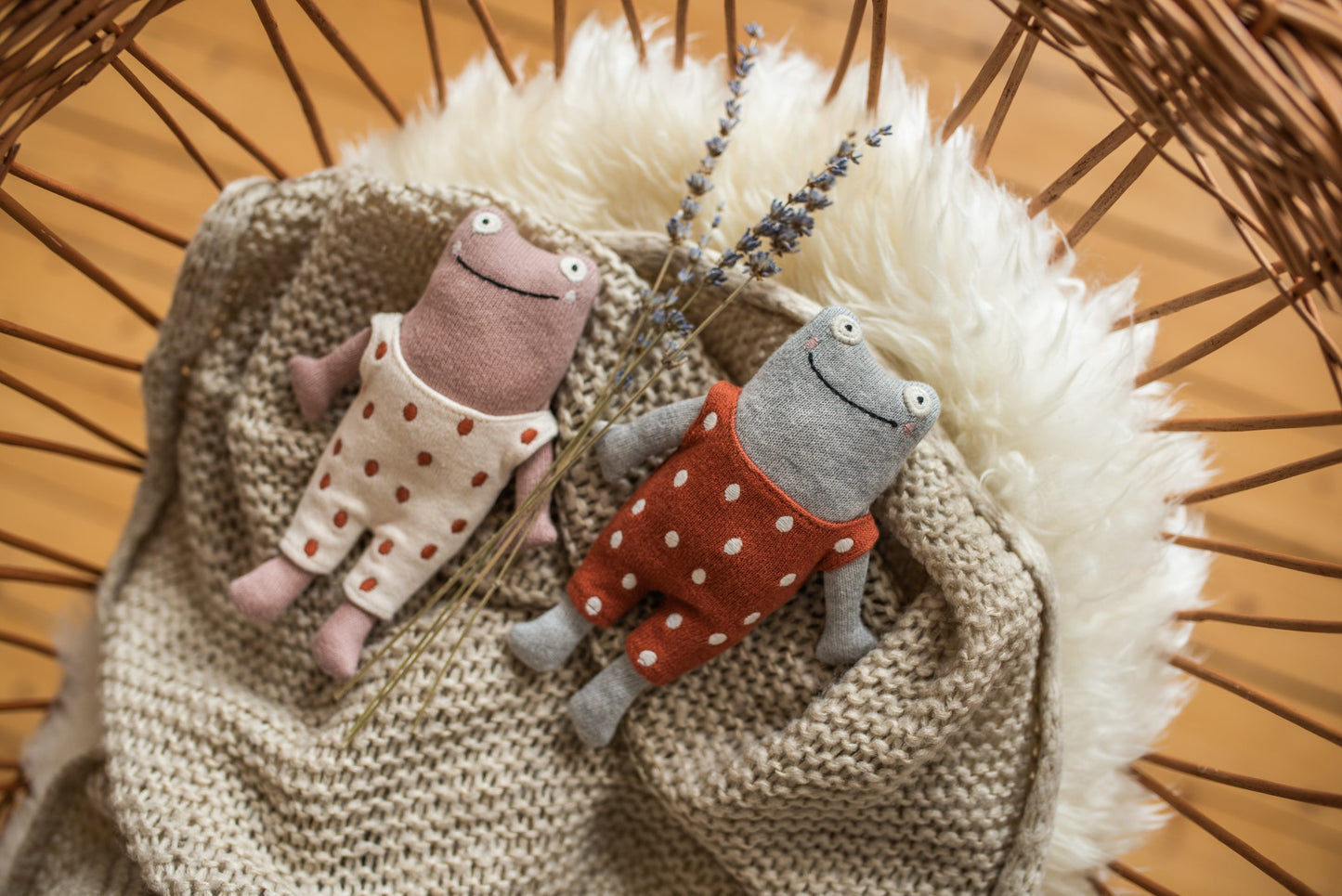 Babyrassel 'Frosch' in Grau aus Strickstoff