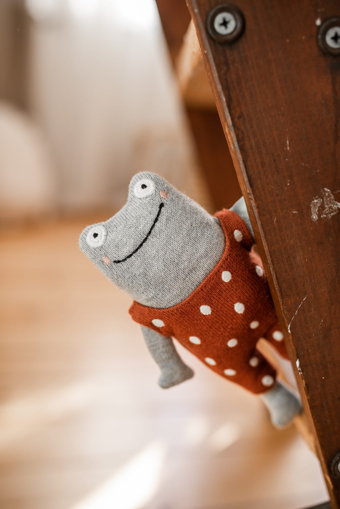 Babyrassel 'Frosch' in Grau aus Strickstoff