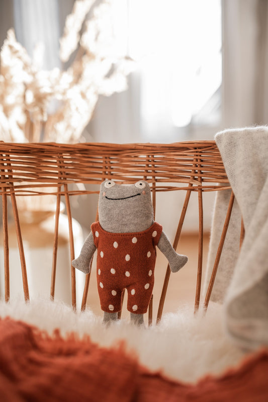 Babyrassel 'Frosch' in Grau aus Strickstoff