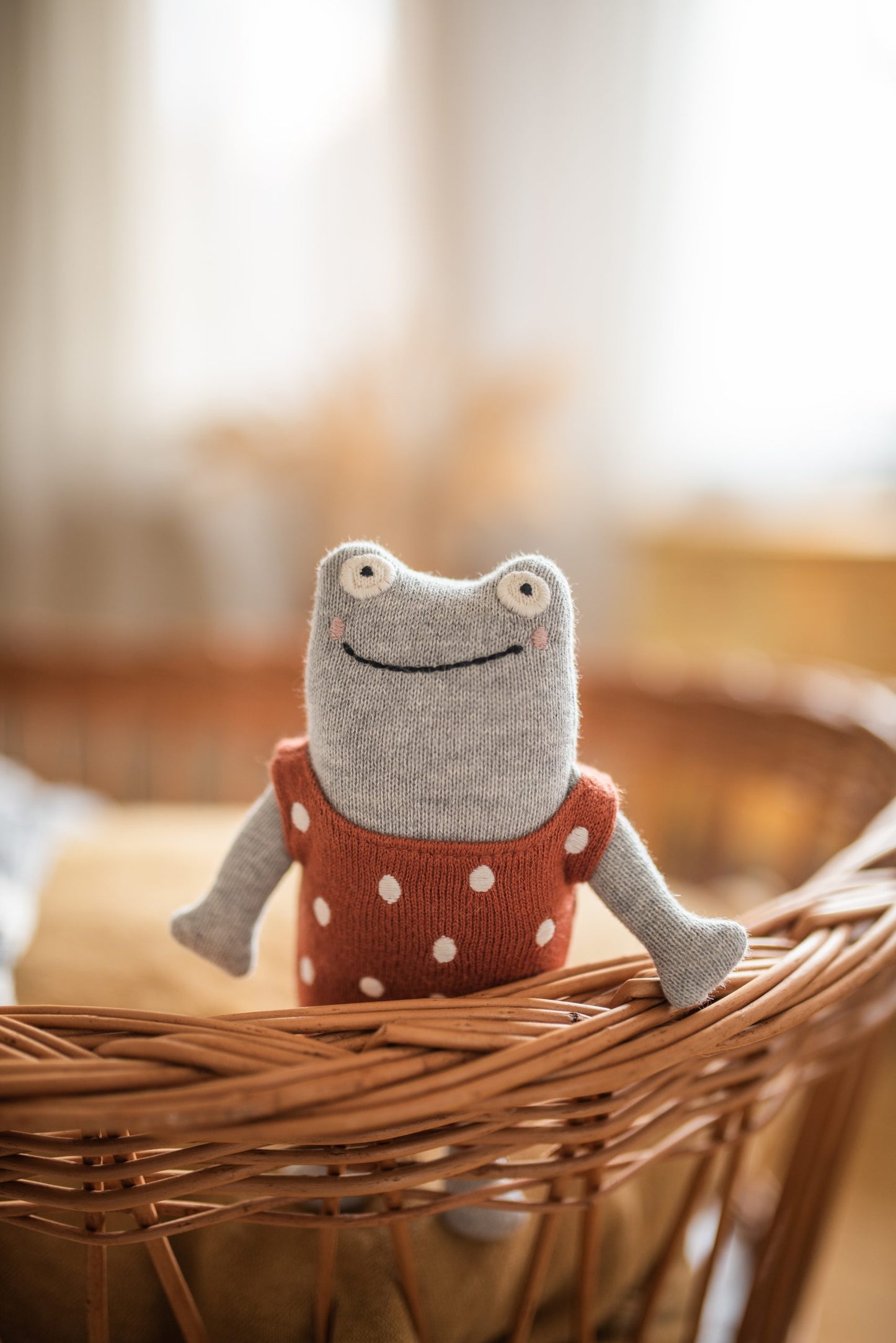 Babyrassel 'Frosch' in Grau aus Strickstoff