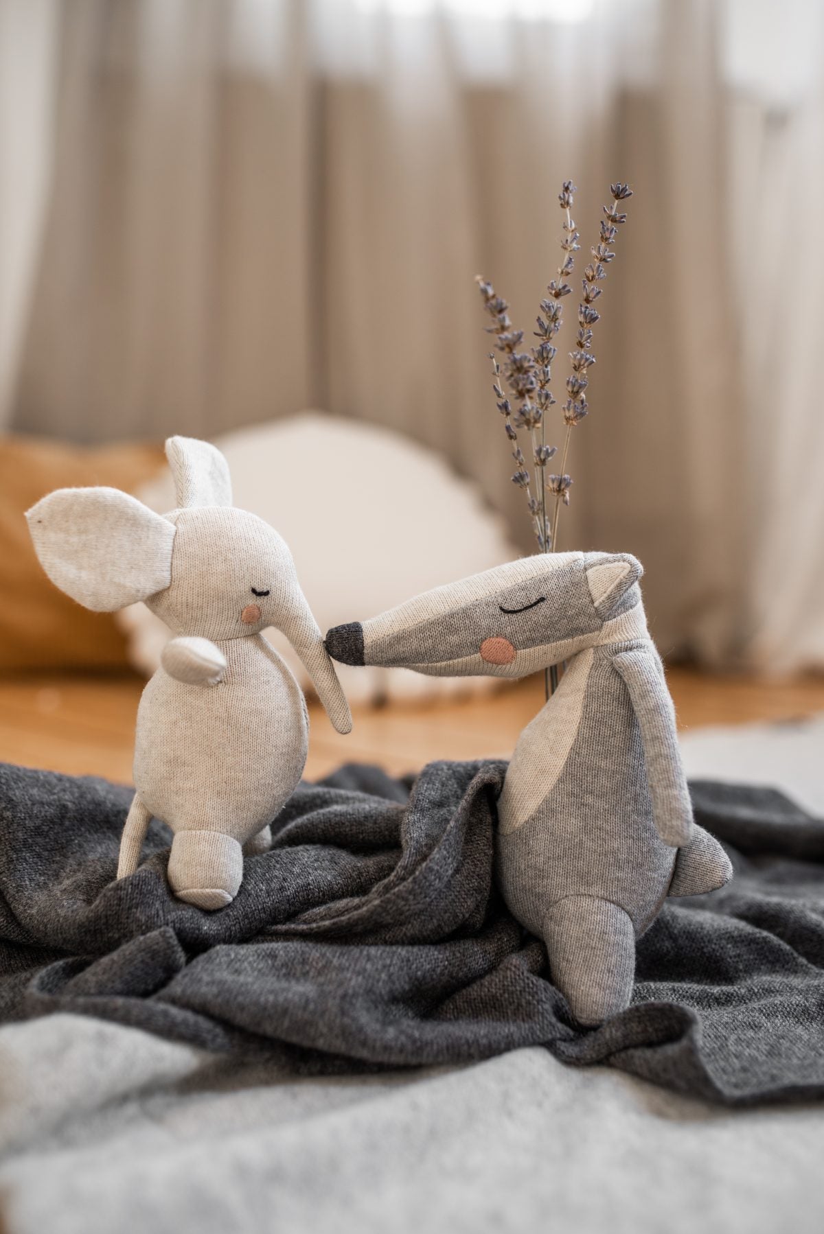 Babyrassel 'Dachs' aus Strickstoff