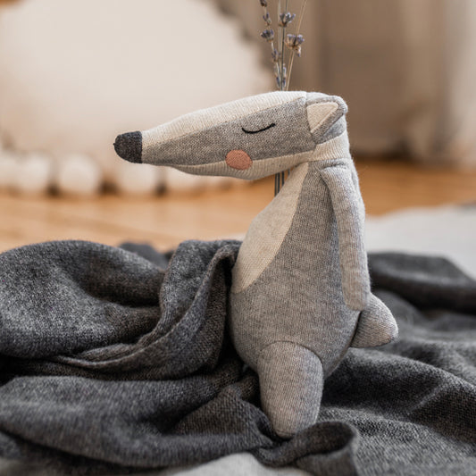 Babyrassel 'Dachs' aus Strickstoff