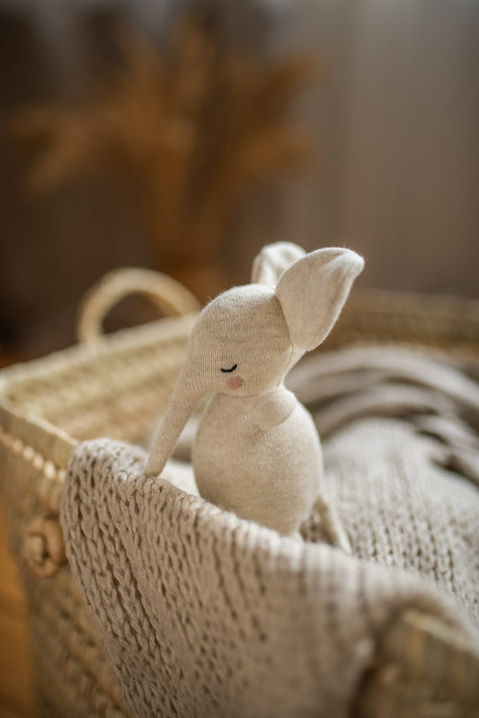 Babyrassel 'Elefant' aus Strickstoff