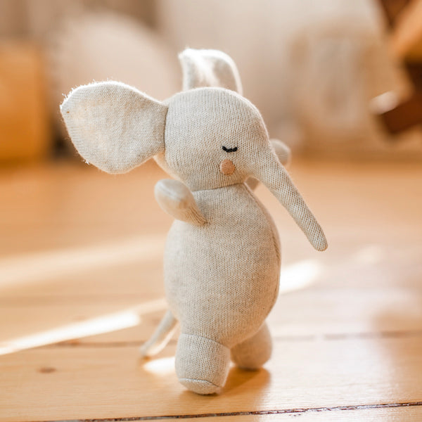 Babyrassel 'Elefant' aus Strickstoff