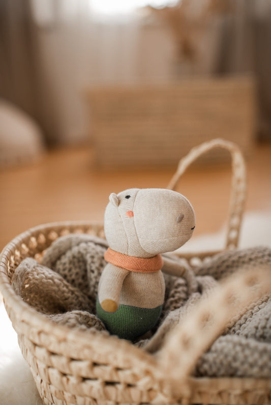 Babyrassel 'Nilpferd' in Creme aus Strickstoff