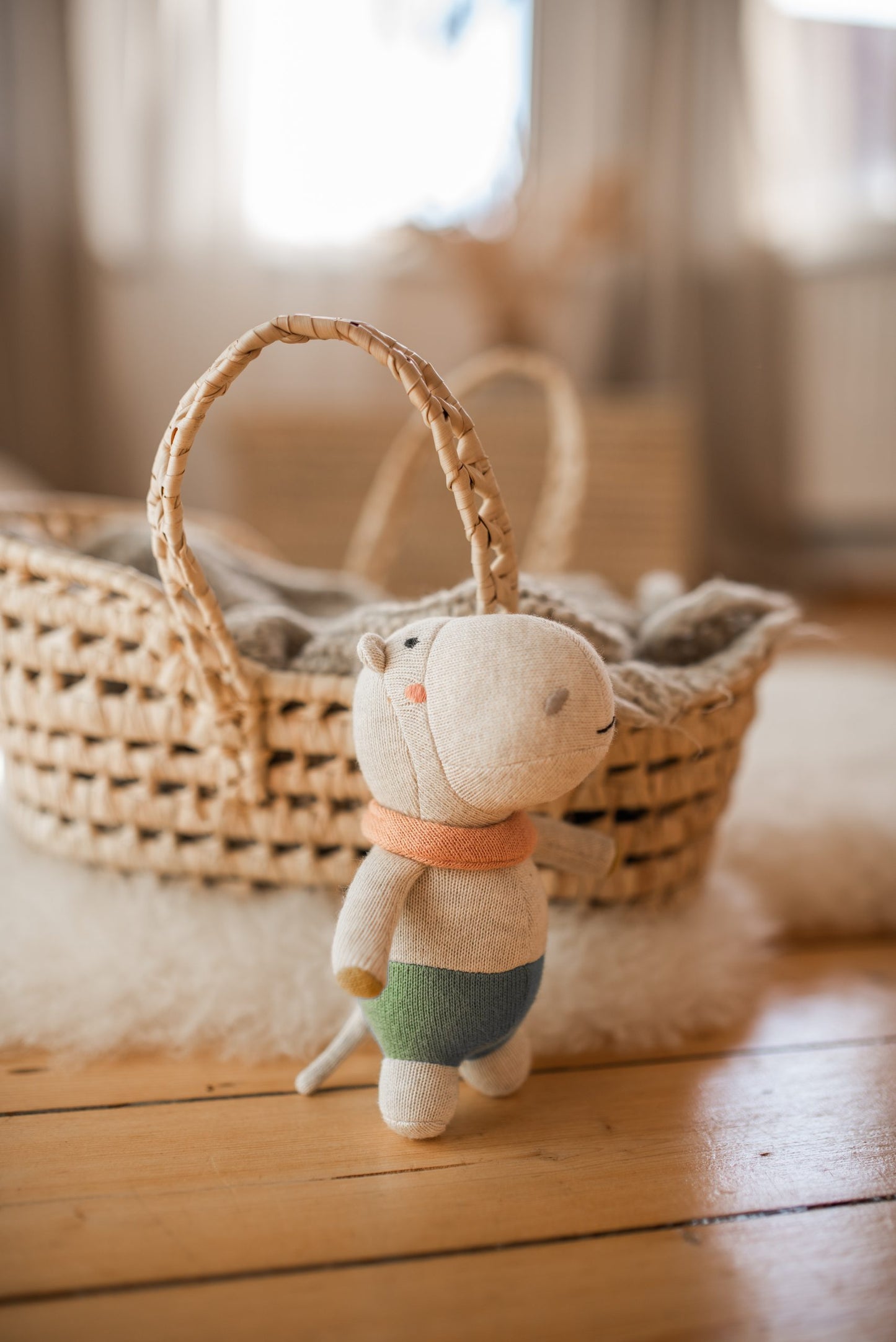 Babyrassel 'Nilpferd' in Creme aus Strickstoff