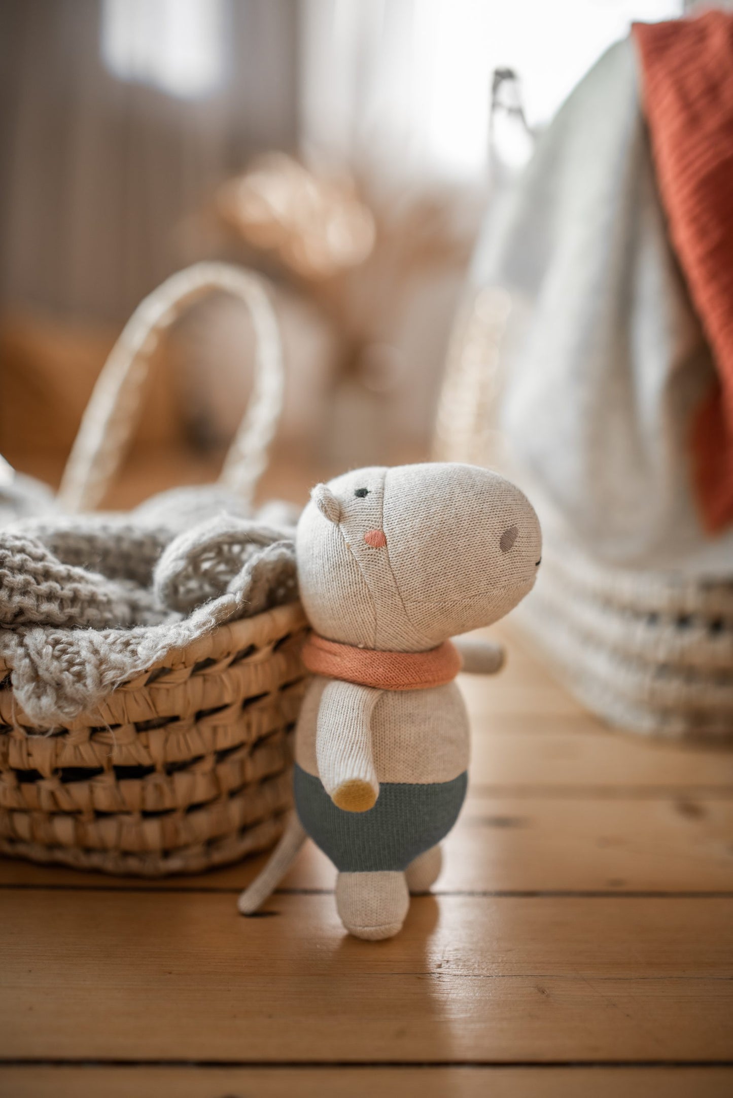 Babyrassel 'Nilpferd' in Creme aus Strickstoff