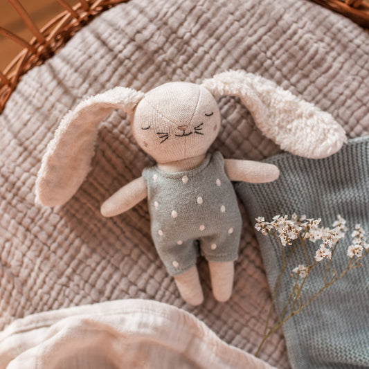 Babyrassel 'Hase' mit Anzug in Puderblau aus Strickstoff