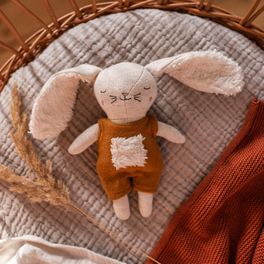 Babyrassel 'Hase' mit Anzug in Rost aus Strickstoff