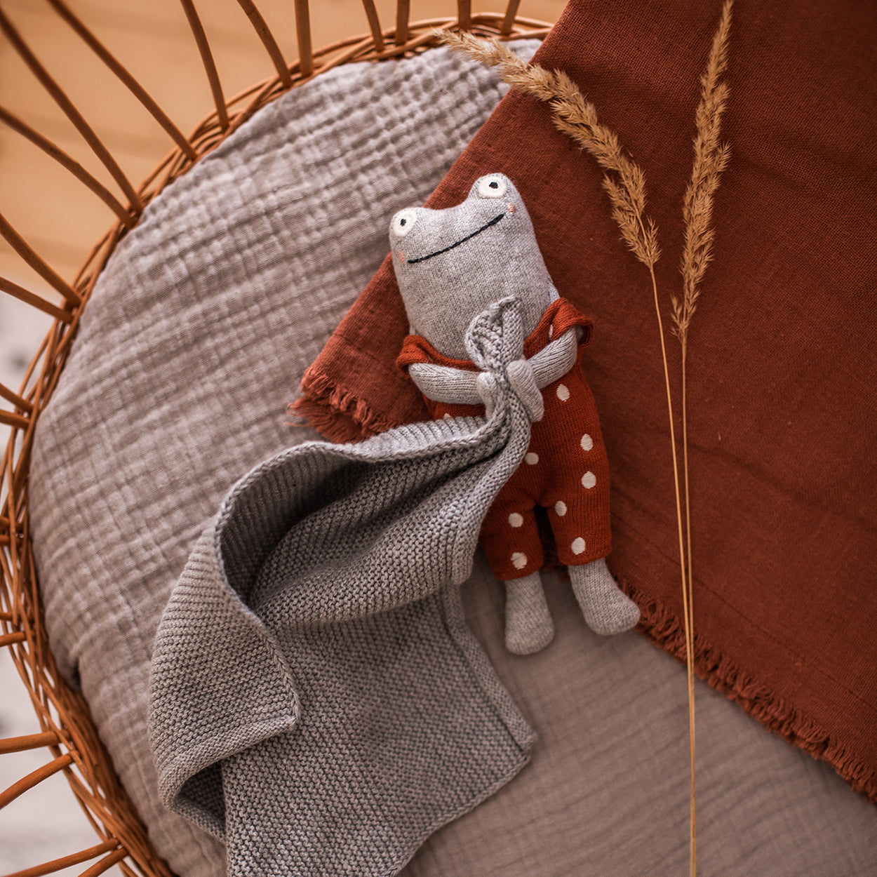 Kuscheltuch 'Frosch' in Grau aus Strickstoff