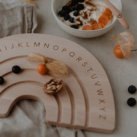 Frühstücksbrett 'Regenbogen ABC'