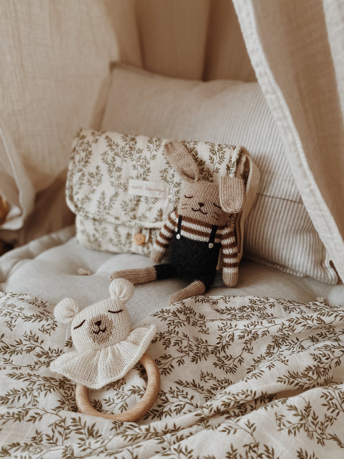 Stricktier Alpakawolle 'Hase Schwarze Latzhose'