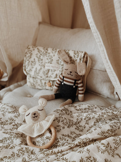 Stricktier Alpakawolle 'Hase Schwarze Latzhose'