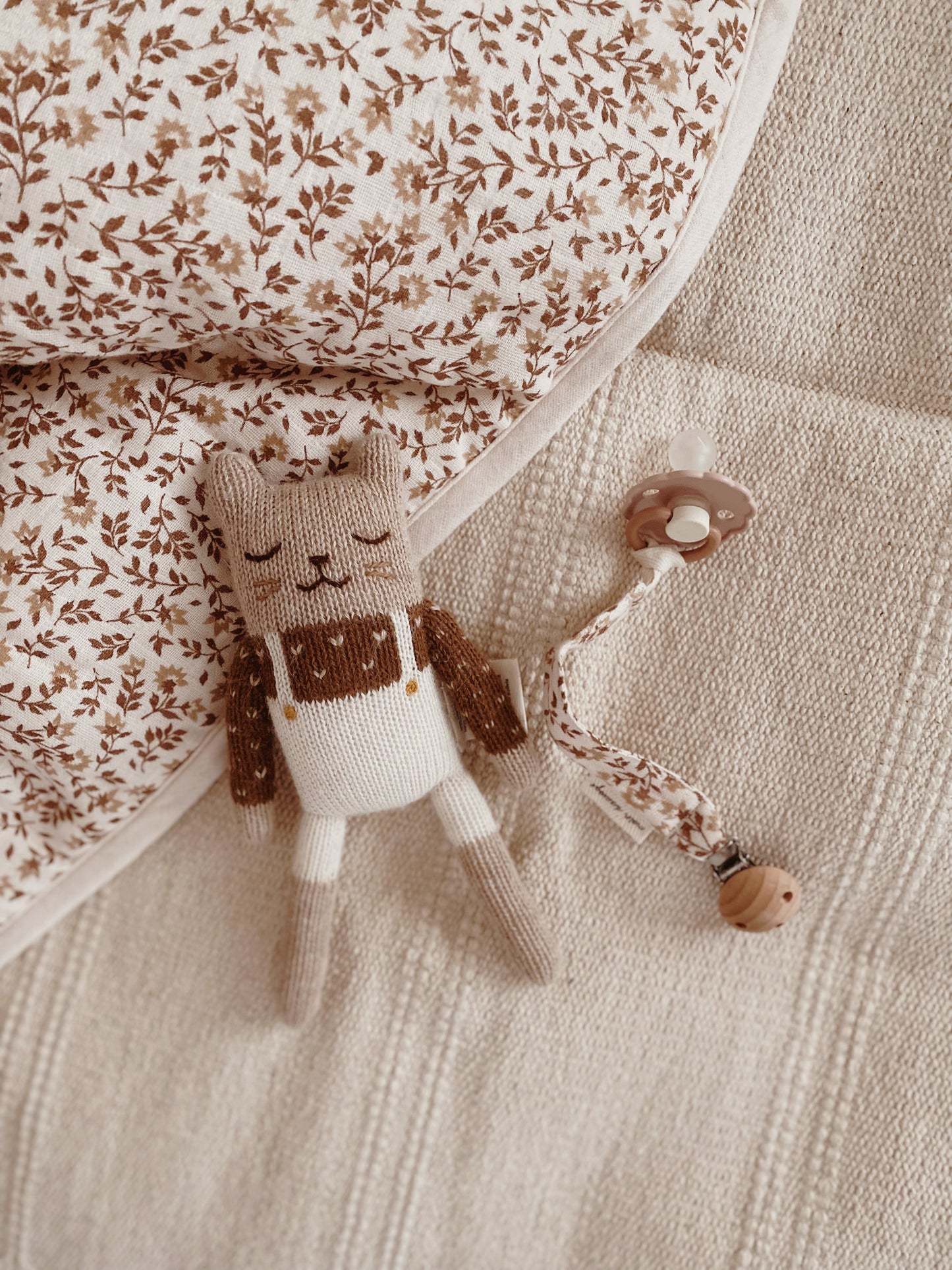 Stricktier Alpakawolle 'Katze Latzhose Creme'