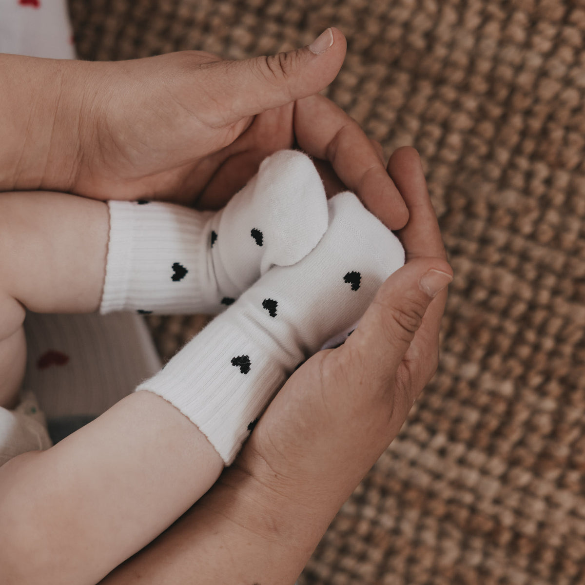 Babysocken 'Allover Herzen' schwarz
