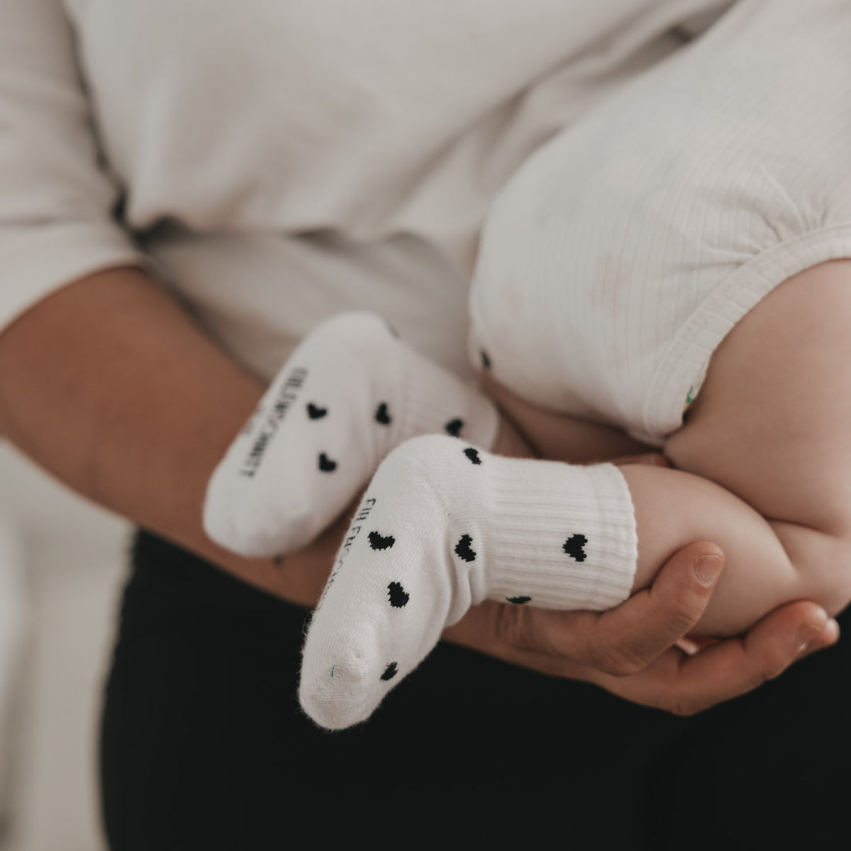 Babysocken 'Allover Herzen' schwarz