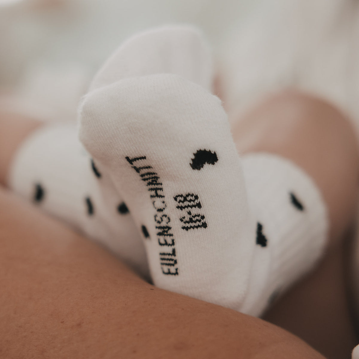 Babysocken 'Allover Herzen' schwarz