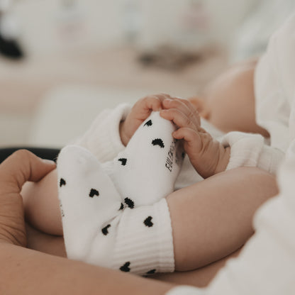 Babysocken 'Allover Herzen' schwarz