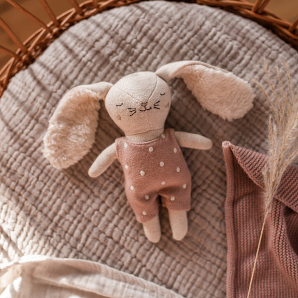 Babyrassel 'Hase' mit Anzug in Puderrosa aus Strickstoff